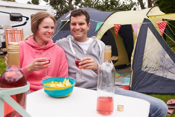 Paar genießt Campingurlaub — Stockfoto