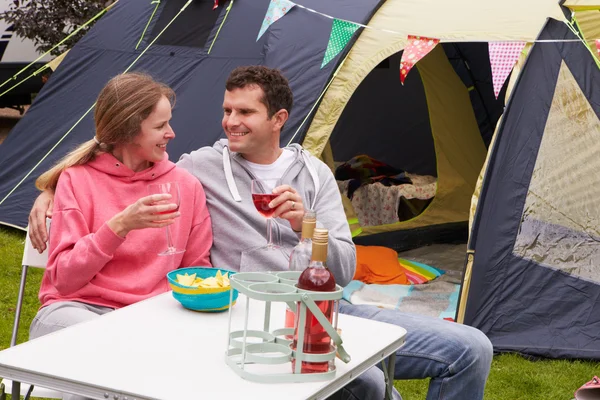 Paar genießt Campingurlaub — Stockfoto