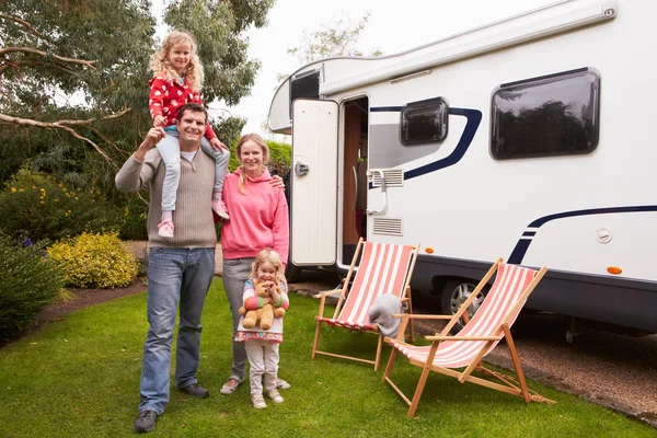 Familiencamping im Wohnmobil — Stockfoto