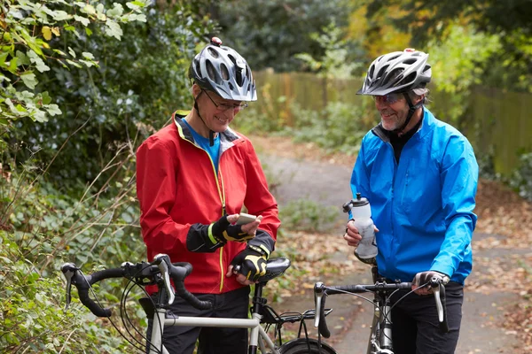 Mature cyclistes masculins sur la route — Photo