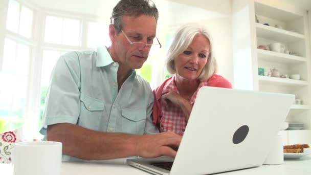 Paar kijken laptop tijdens het ontbijt — Stockvideo