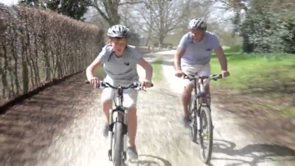 Pai e filho pedalando juntos — Vídeo de Stock