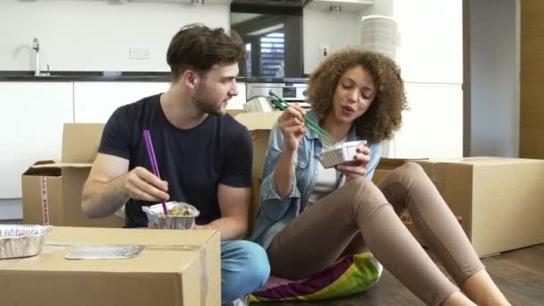 Paar feiert Einzug in neues Zuhause — Stockvideo