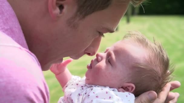 Père jouant avec bébé nouveau-né fille — Video