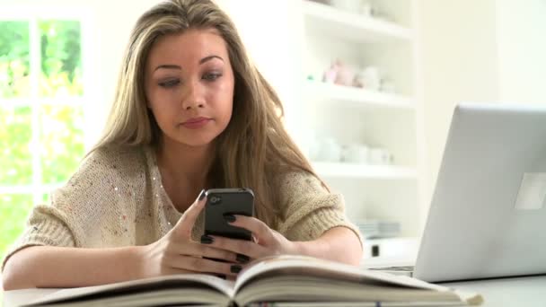 Menina adolescente enviando mensagem de texto — Vídeo de Stock