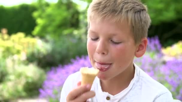 Jongen die ijs eet — Stockvideo