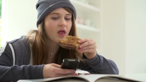 Adolescente utilisant un téléphone intelligent — Video