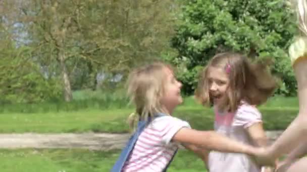 Três meninas girar ao redor — Vídeo de Stock