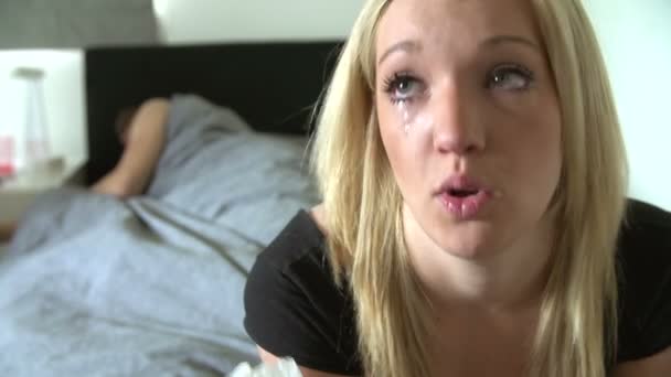 Teenie-Paar hatte Streit im Schlafzimmer — Stockvideo