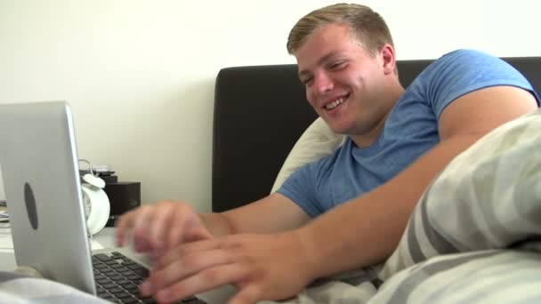 Tiener jongen met behulp van laptop — Stockvideo