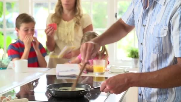 Pai fazendo ovos mexidos para o café da manhã — Vídeo de Stock