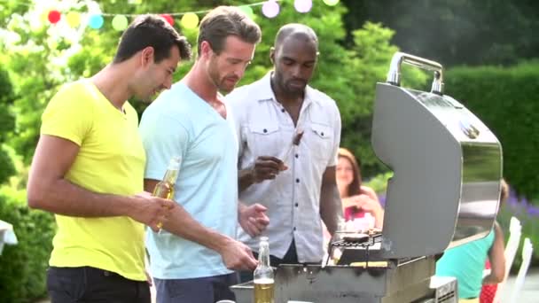Gruppo di uomini cucina cibo sul barbecue — Video Stock