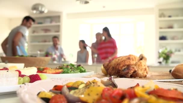 Amigos cenando fiesta — Vídeo de stock