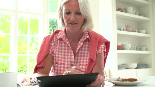 Kobieta za pomocą cyfrowego tabletu na śniadanie. — Wideo stockowe