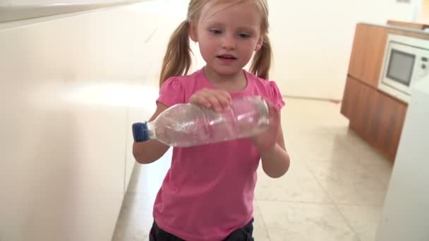 Dívka recyklace odpadu v přihrádce — Stock video
