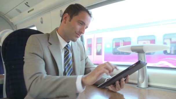 Hombre de negocios usando tableta digital en tren — Vídeo de stock