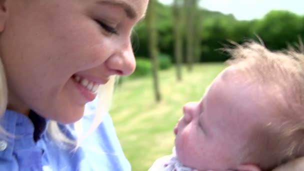 Матері цілує спальний новонародженої дитини — стокове відео