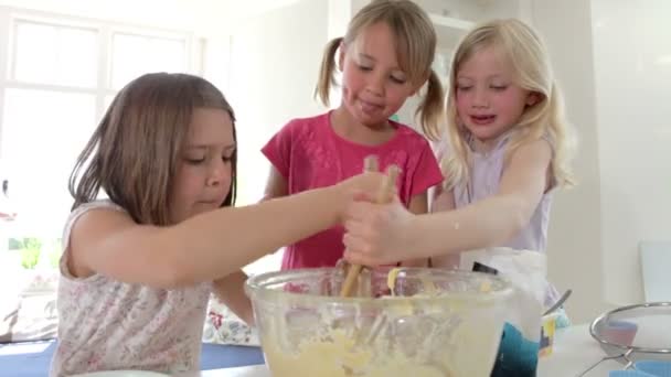 Drie kleine meisjes samen taart maken — Stockvideo