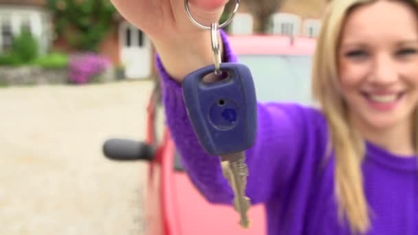 Adolescent fille debout par voiture avec clé — Video