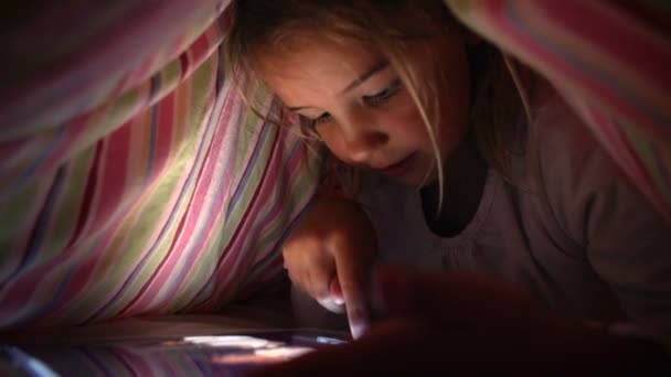 Κορίτσι κάτω από το κρεβάτι καλύπτουν κρεβάτι τη νύχτα — Αρχείο Βίντεο