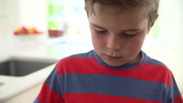 Pojke återvinning kök avfall i bin — Stockvideo