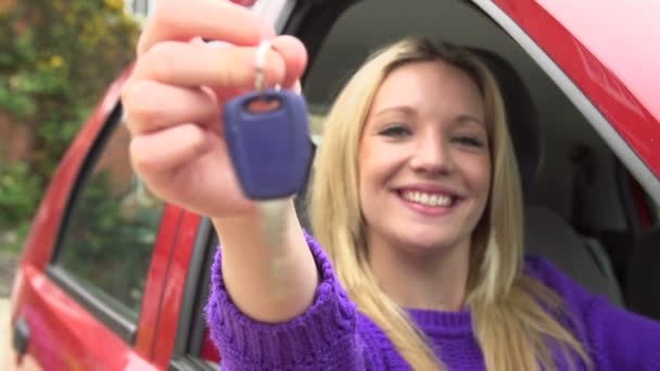 Adolescente assise dans une voiture avec clé — Video