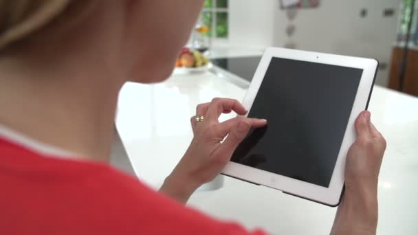 Женщина просматривает на цифровом планшете — стоковое видео