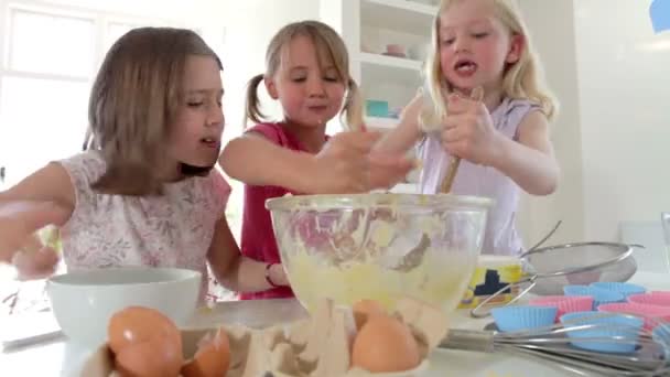 Три девушки делают торт вместе — стоковое видео