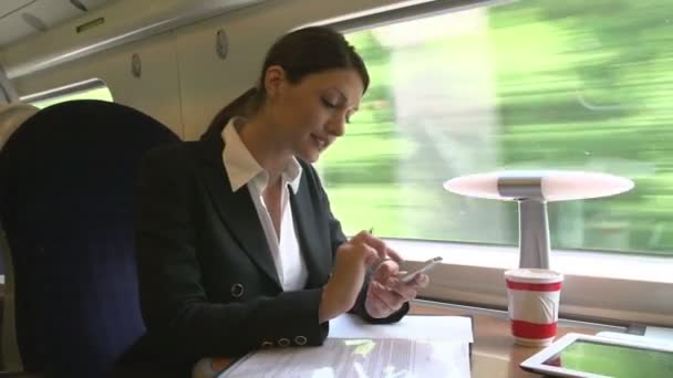 Geschäftsfrau arbeitet an Dokumenten und trinkt Kaffee — Stockvideo