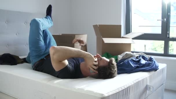 Homem se movendo para uma nova casa — Vídeo de Stock