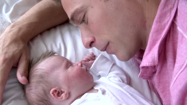 Father kisses sleeping infant daughter — Stock Video