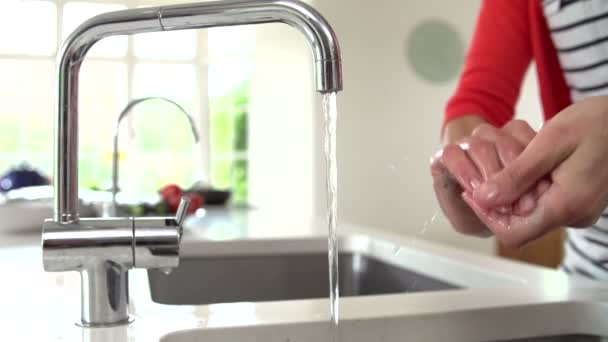 Vrouw handen wassen in gootsteen — Stockvideo