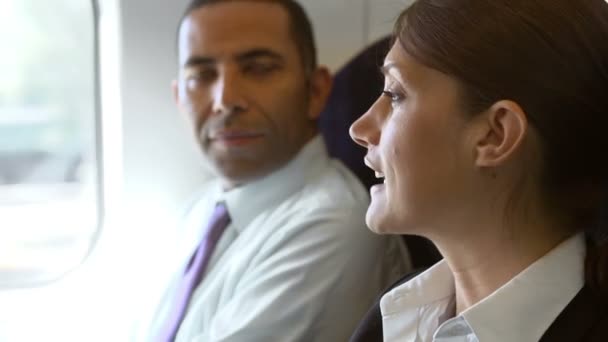 Dos Empresarios hablando en viaje en tren . — Vídeos de Stock