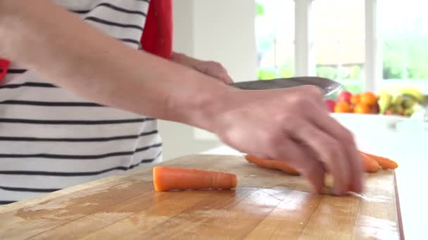 Žena, loupání mrkve na dřevěné desce — Stock video