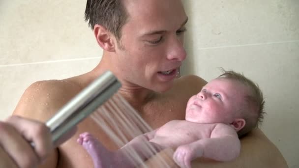 Vader zwemmen zoontje in douche — Stockvideo