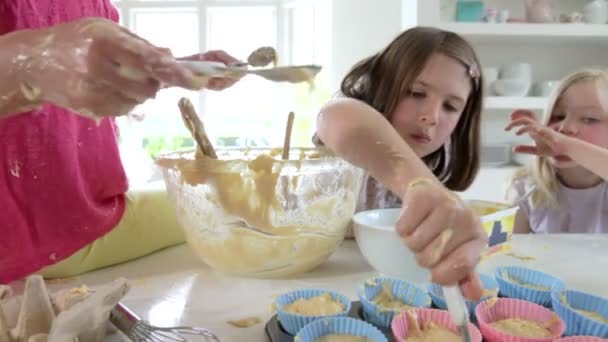 Tres niñas haciendo pastel juntas — Vídeo de stock