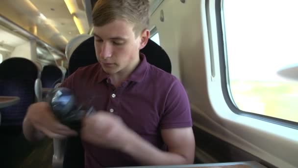 Man luisteren naar muziek op de trein — Stockvideo