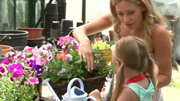 Madre e hija regando plantas — Vídeo de stock