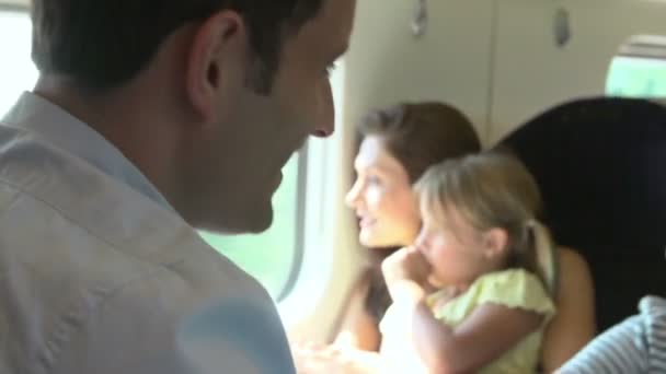 Rodina spolu mluví. Při jízdě vlakem — Stock video