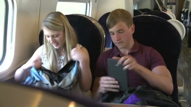 Dospívající dvojice na cestě vlakem — Stock video