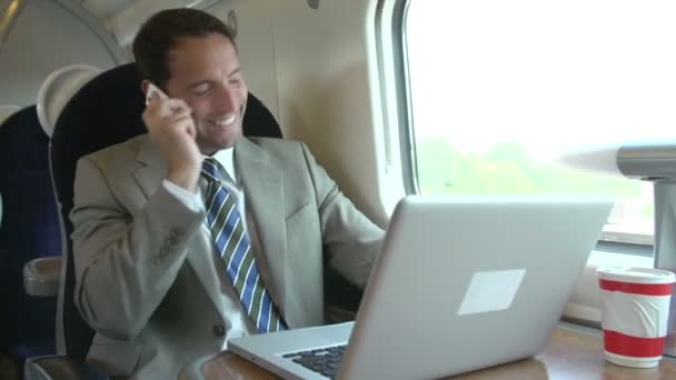 Affärsman pratar på mobil i tåg — Stockvideo