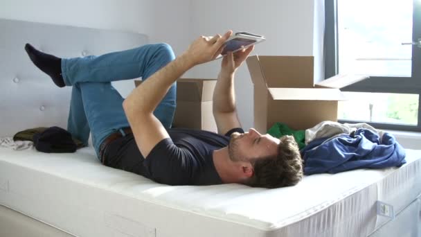 Kvinna med digital tablet på sängen — Stockvideo