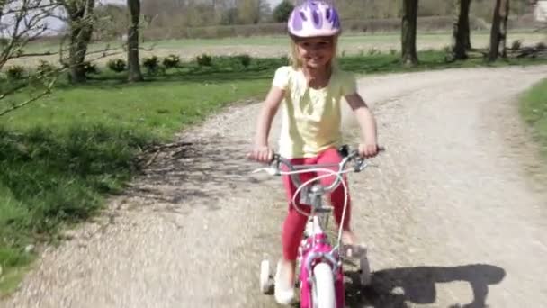 Little girl cycling fast — Stock Video