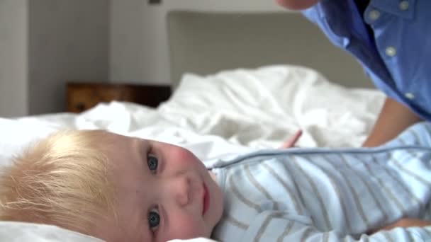 Moeder en baby boy spelen in bed — Stockvideo