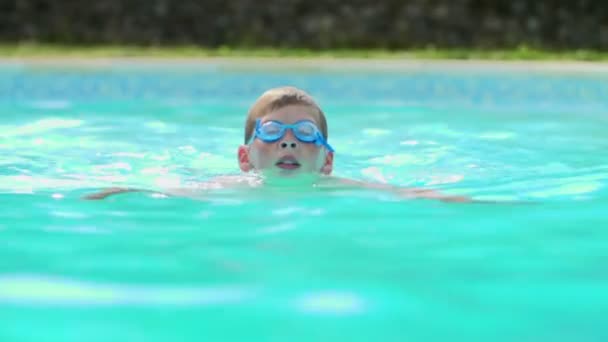 Ragazzo nuoto in piscina all'aperto — Video Stock