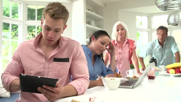 Familie met volwassen kinderen argument — Stockvideo