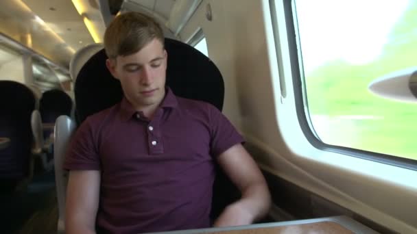 Man op de trein — Stockvideo