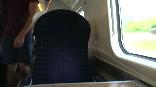 Hombre escuchando música en viaje de tren — Vídeos de Stock