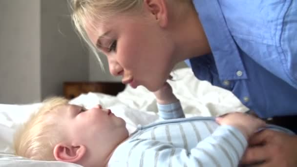 Mãe beijando filho infantil — Vídeo de Stock