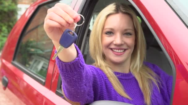 Adolescente assise dans une voiture avec clé — Video